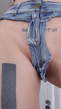 Pantaloncini Super Piccoli E Sexy Su Una Succosa Sgualdrita Tatuata