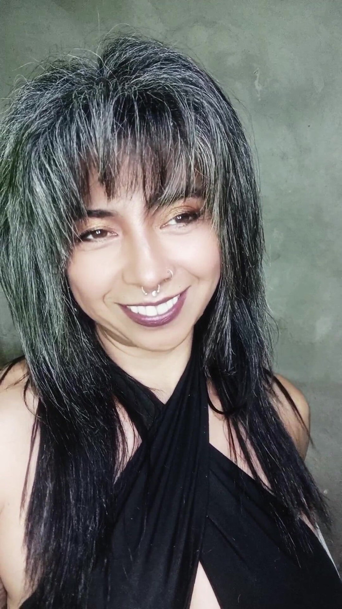 Casia Castro: Fuma con il seno in aria