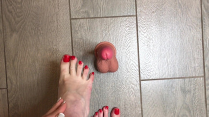 Homemade_Handjob: Pies clavados rojos sexy juegan con un consolador