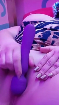 20 yaşındaki tombul büyük göğüslü erkek delisi ve sıkı amcıkta pembe dildosu
