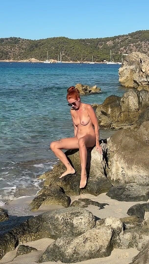 Cherrycandle: Saya Suka Kencing Dengan Pemandangan Laut! Kencing kuat di luar...