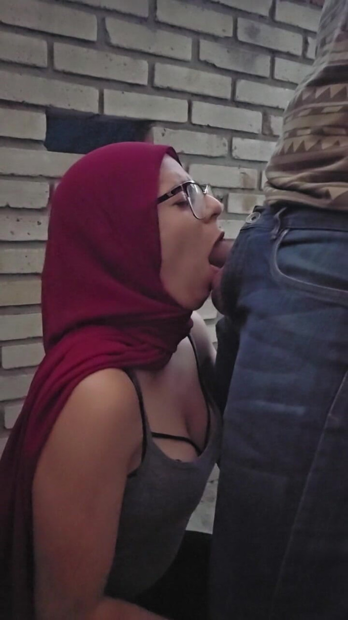 MiaNIqab: Mia Niqab evin girişinde oral seks