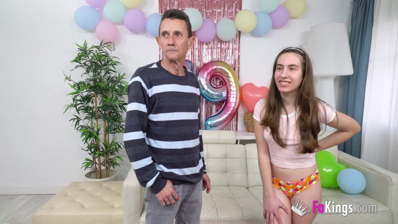 FAKings: Carolina Lorca已经19岁了,想要被2根鸡巴深深抽插!