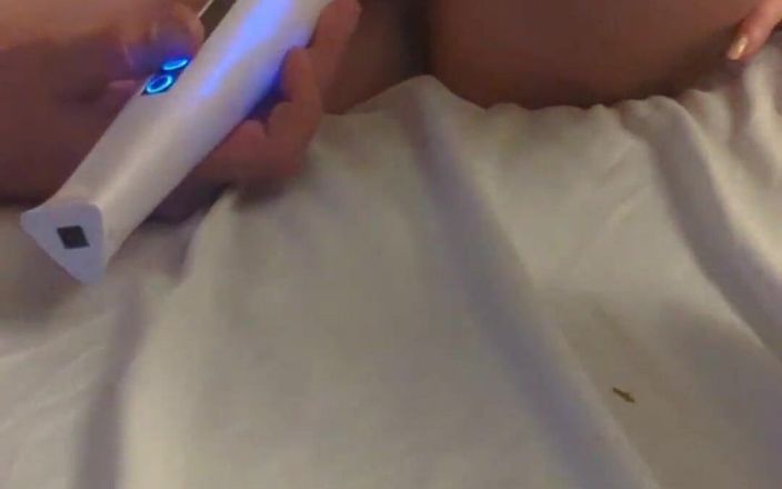 Richelle Rose: 4K Da sola si masturba con una bacchetta e viene...