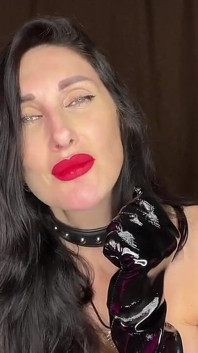 Stăpâna sexy umilește