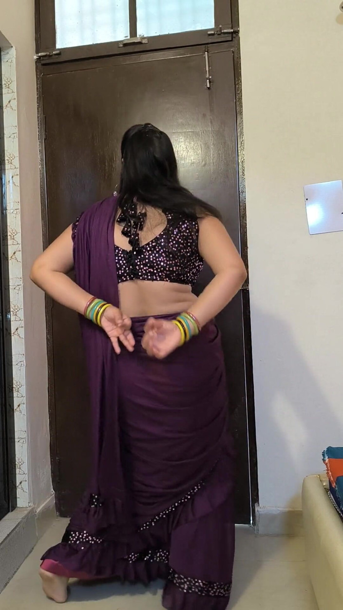 Puja555: Desi puja bhabhi naken dans