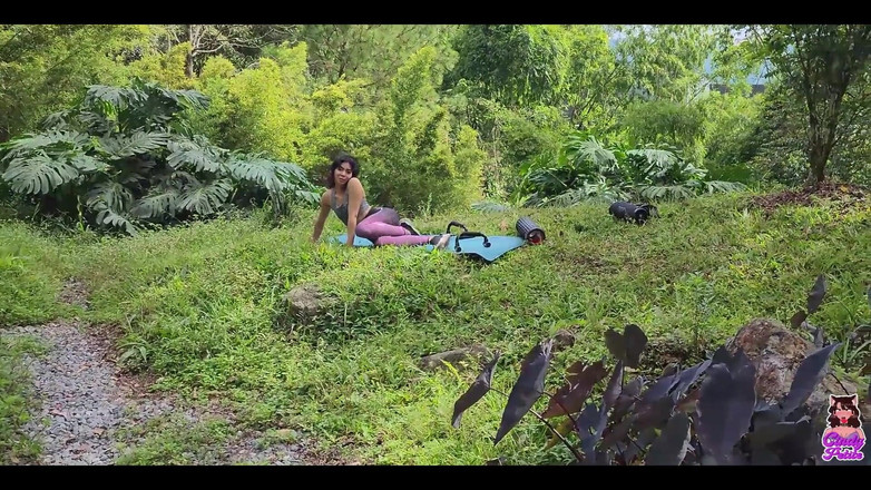 Cindy Luna Petite: 一个在农场走来走去的家伙看到我在做瑜伽，最后操了我。