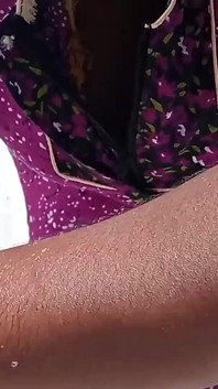 Tamil esposa lavando roupa