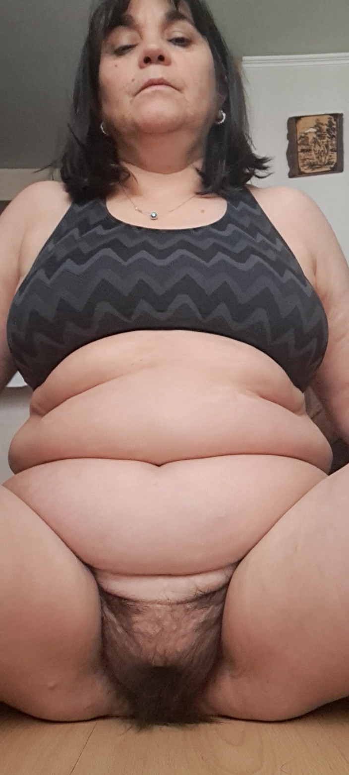 Mommy big hairy pussy: Madrastra masturbándose, alguien la está mirando