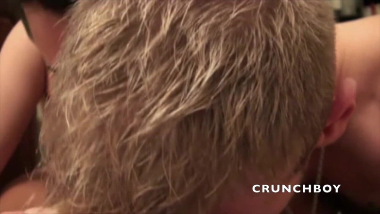 Crunch Boy: สาวหีโชว์สุดอลังการโดนเพื่อนชายตรงสองคนเย็ด