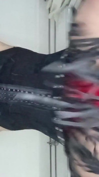 Crossdresser spagnolo che cavalca il gallo