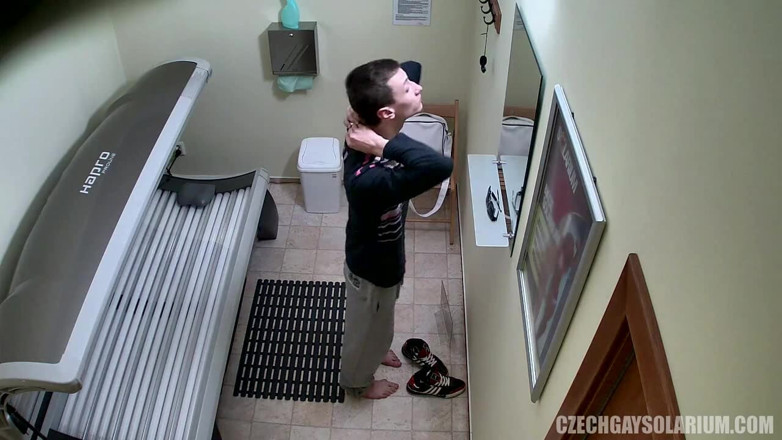 Czech Gay Solarium: Tsjechisch homo solarium 1 slanke twink betrapt in solarium