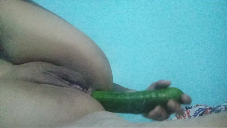 Lobicam: Extrémně božská masturbace s okurkou