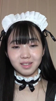 Mantan gadis kafe kembali dengan kostum, pesona alami dan pucat membuat momen pribadi yang mencolok