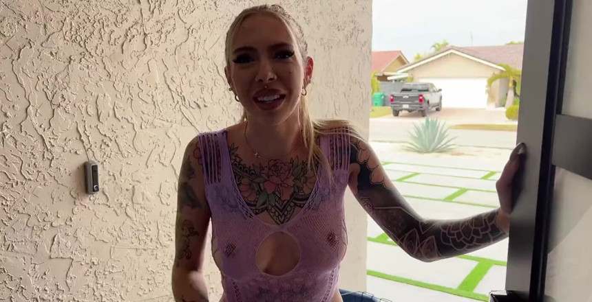 J-Mac: Ma voisine tatouée sexy vient emprunter ma grosse bite et...