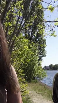 Zwei lesbische mädchen werden draußen beim sonnenbaden erwischt und verführen zu FFM dreier-sex mit fremden in berlin