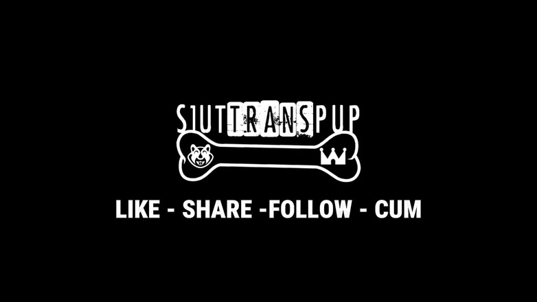 S1utTransPup: S1uttranspup показывает свои ступни, играя с ее задницей