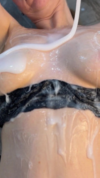 多汁的天然乳房，全是精液