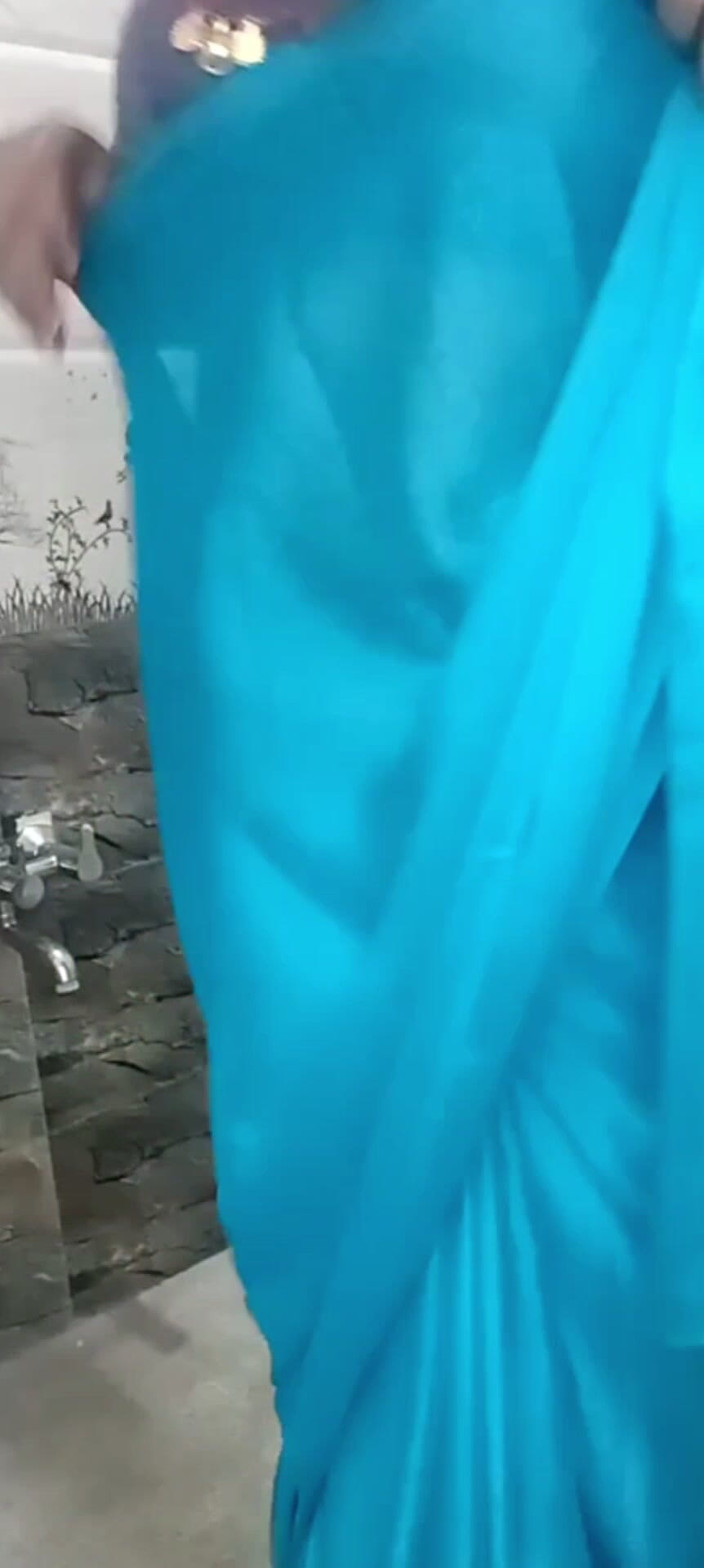 YourSexyWife: Bhabhi Ne Bathroom Me Kholi Choli