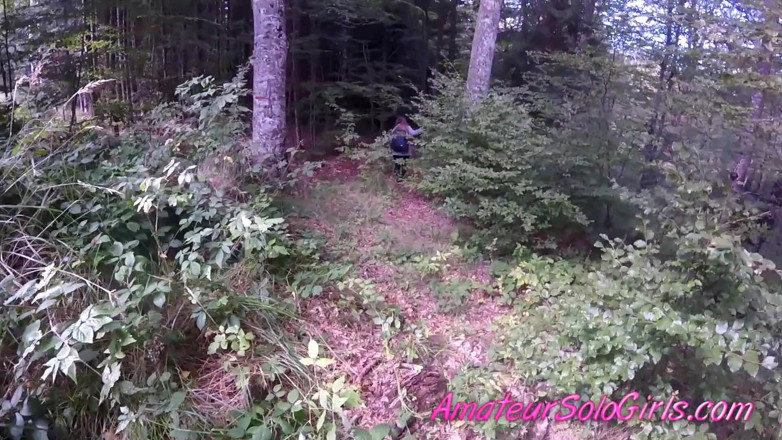 Amateur Solo Girls: 成熟した男は女の子が森で自慰行為をするのを見ます