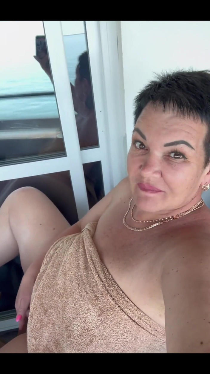 KarmenMilf: Экстремал на балконе у моря, ласкаю себя, мою киску