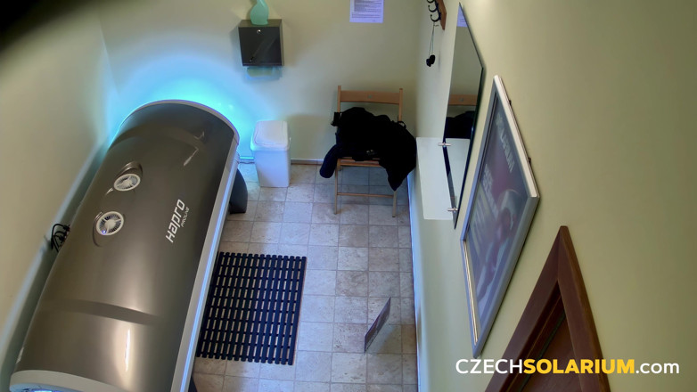 Czech Solarium: Çek solaryum 139: büyük memeli esmer yine soyunuyor