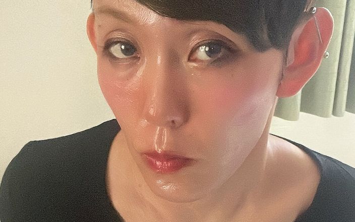 Serina SissyBitch: Serina mặc váy bó sát màu đen và quần tất đen