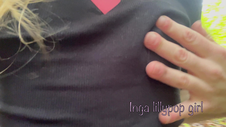 Inga lillypop girl: Dame spielt mit Titten im Wald