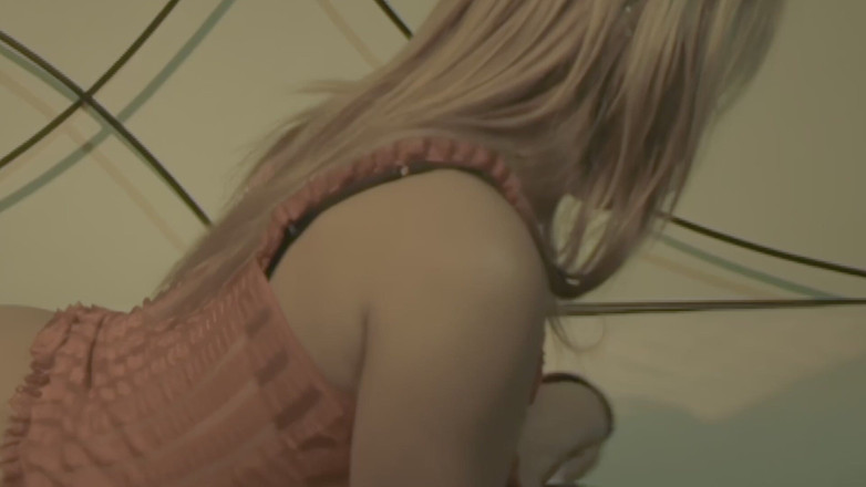 Inthe MILF room: 女同性恋大胸：熟女与女同性恋女孩在床上