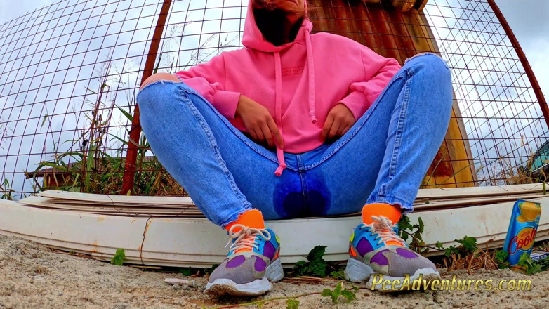 Pee Adventures: Pissing trough her jeans outdoor