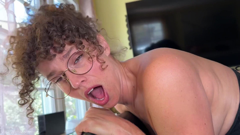 VibeWithMommy: Kancelářská děvka JOi