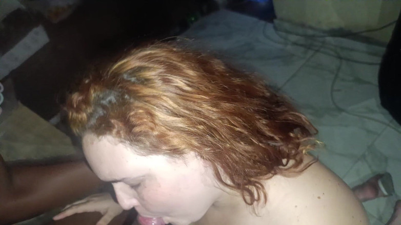 Cuckold Couple Swing: 我在这个火辣情人的鸡巴上滚动了很多，比这个戴绿帽子的丈夫好一千倍