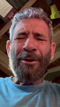 Stalionro al mancave si gode il suo cazzo