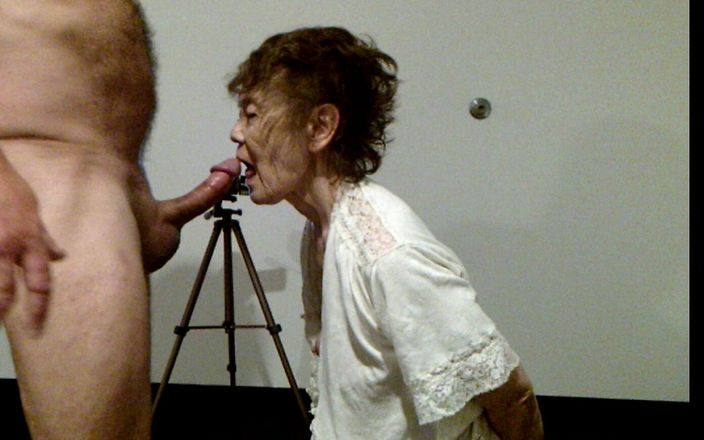 Cock Sucking Granny: Oma liebt es, sexsklavin zu sein