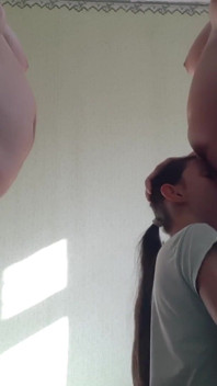 Pe rând, lingând pizdele a două iubite însărcinate - iluzie lesbiană