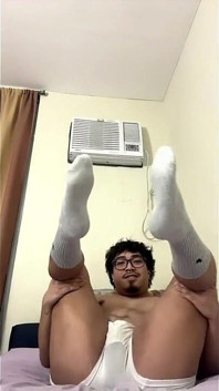 Gordo filipino gordinho de 23 anos vai ao ar na cam2cam com padrasto dirty talk
