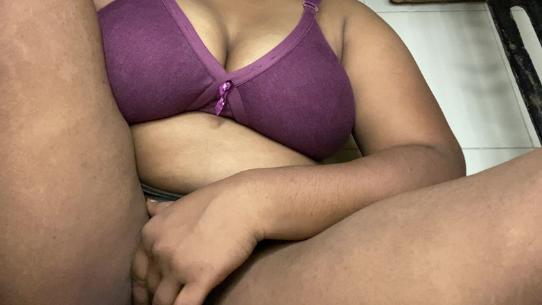 Angoori: Ragazza sexy molto carina che si sgrilletta la figa mms