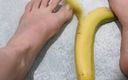Erotic college: Mijn kamergenoot eet graag bananen na video