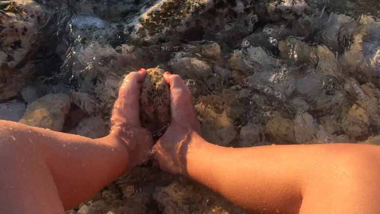 Risky Hairy Couple: Mes pieds dans la mer sur les pierres