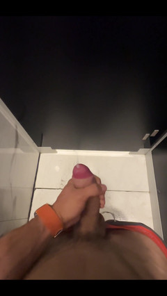 Max_Russell: Na záchodě v Obchoďáku jsem si tak dlouho nešukal.