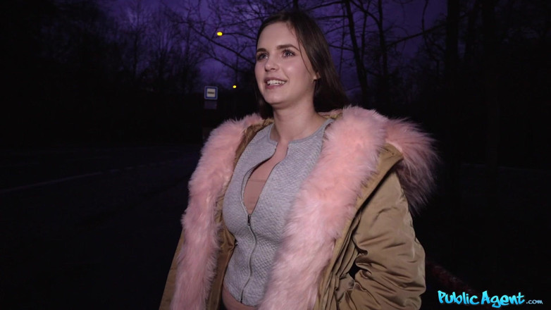 Public Agent: 特工 - 20 岁学生 taylee wood 暴露她的大奶子