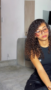 Une belle étudiante colombienne a son premier casting porno avec un mec à la grosse bite