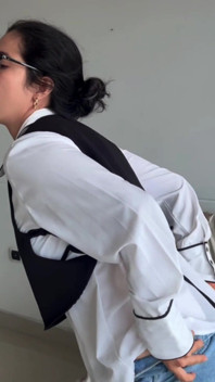 Anh kế của tôi vẽ một bức tranh trong khi tôi đặt bàn chải của mình vào nó