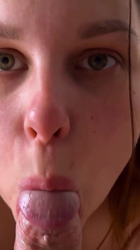 Schöne Nahaufnahme eines erstaunlichen pOV-blowjobs