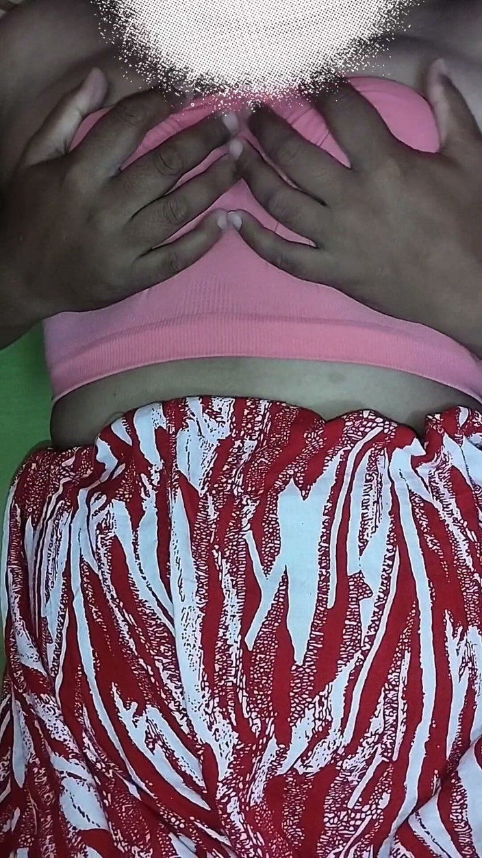 BDtamatogirl: Une belle bangladaise sexy montre ses seins, sa chatte et...