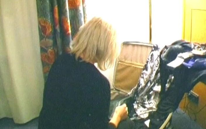 German's MILF: ホテルの部屋でペニスをしゃぶるドイツからの素人女性