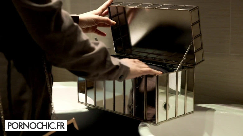 Pornochic: Henessy ultra sexy в її латексному комбінезоні