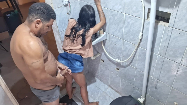 Jasmine santana: De kont geven in de badkamer
