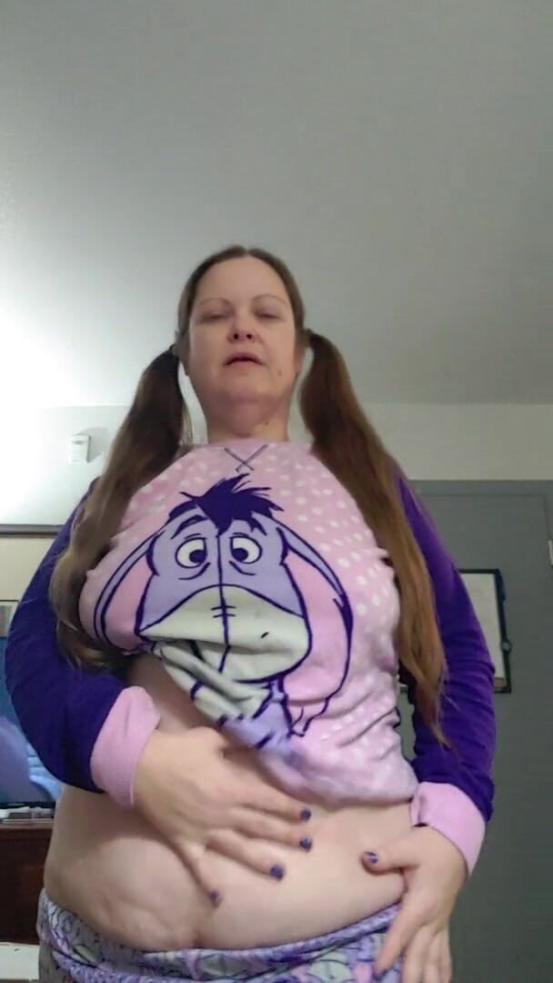 Down All Nyte: Sweet BBW ready for bedtime striptease sugar-daddy!