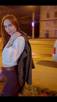 Hey, buraya gel seni öpeceğim! Gece yürüyüşleri harika, değil mi?